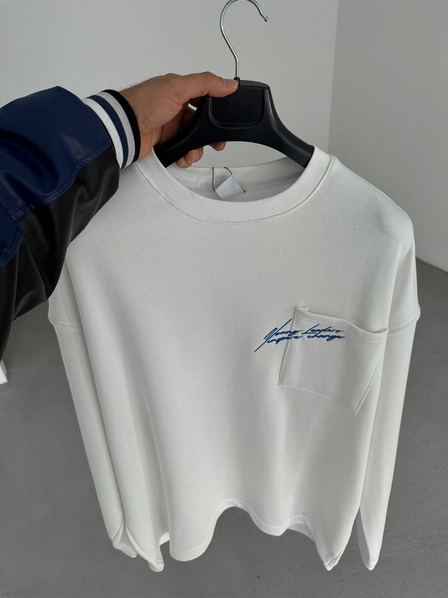 Beyaz Cebi Yazı Nakışlı Sweatshirt V-10-30